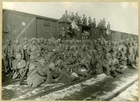 Бойцы 5-го полка чехословацкого корпуса на вокзале в Пензе. Май 1918 г.
